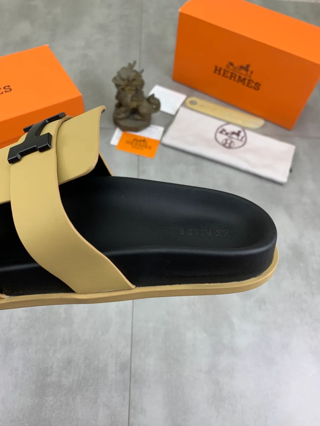 Men's shoes 💰P440 New [HERMES] high-end quality new Hermès slippers, made of imported silk calfskin, wear-resistant and non-slip rubber outsole. Fashionable and elegant code number: 39-44 (38 45 46 customized)
